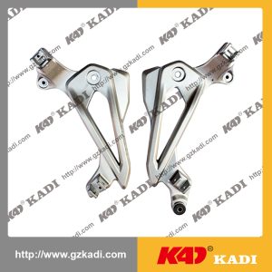 BAJAJ PULSAR135 soporte del tablero del reposapiés